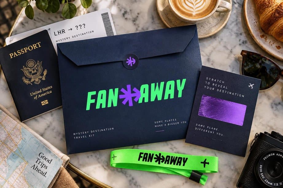 Envelope e pulseira FanAway sobre uma mesa, ao lado de um passaporte